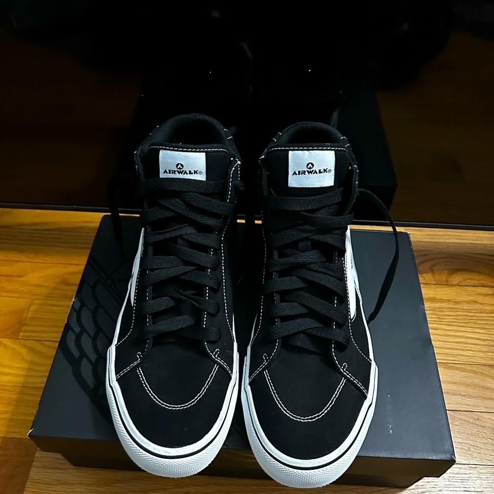 AIRWALK sneaker brand, sneaker size 10.5, the color is black and white